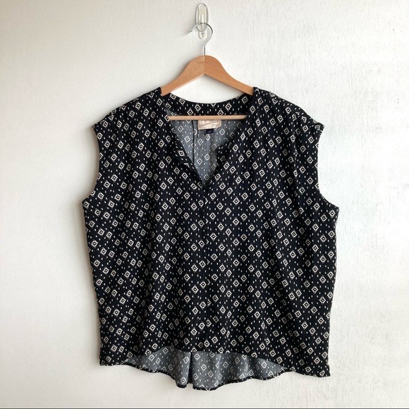 Universal Thread Women’s Top Sleeveless Black w/white print top blouse - Picture 2 of 8